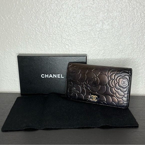 EUC Chanel Camelia wallet- no wear on edges- black. - Picture 1 of 10